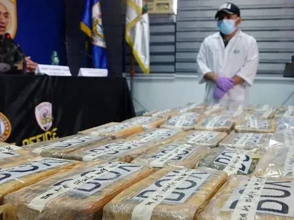 На Філіппінах море винесло на пляж брикети з кокаїном