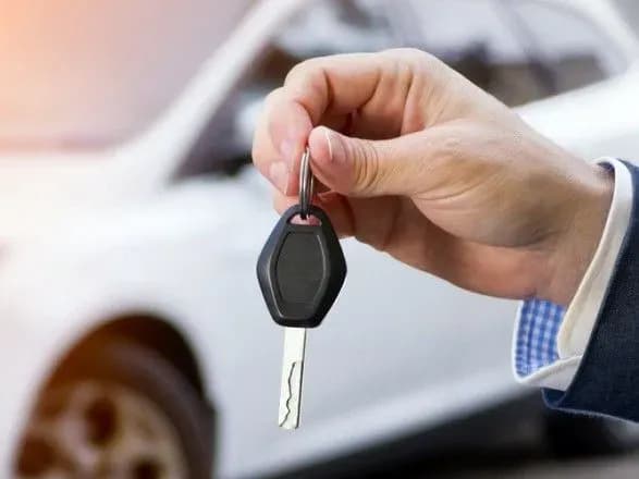 Чоловіка арештували за мільйонну аферу з елітними автомобілями