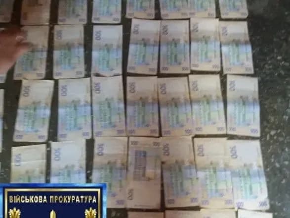 Військова прокуратура затримала капітана ЗСУ на хабарі за покриття “самоволки”