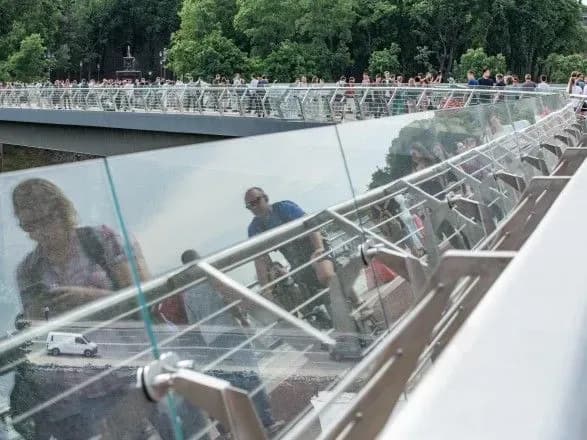 Незначна тріщина в огорожі не впливає на безпеку конструкції пішохідно-велосипедного мосту - КМДА