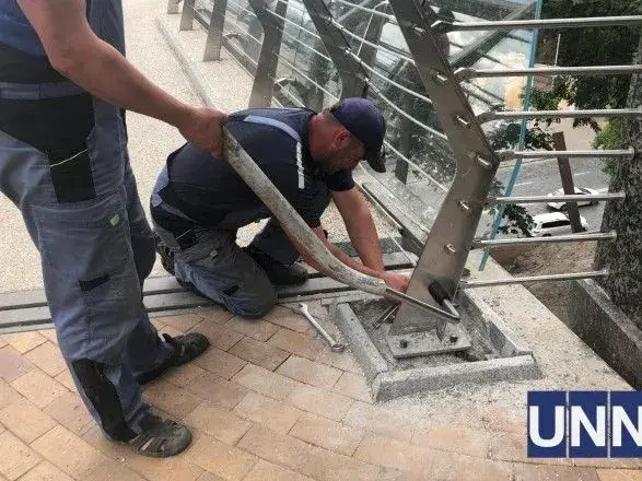 Пішохідний міст у центрі Києва знову дав тріщину