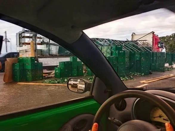 На виїзді з Борисполя занесло фуру з пивом: сотні пляшок розбиті