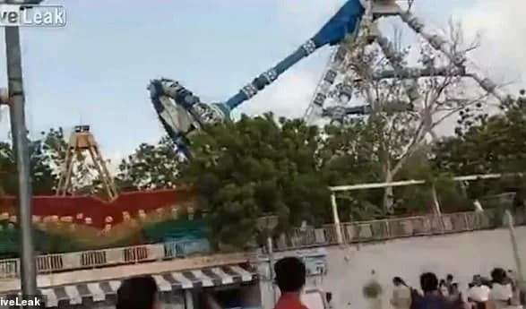Страшный момент крушения аттракциона в Индии попал на видео