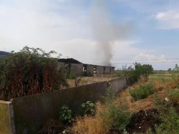 На Запоріжжі через блискавку загорілася свиноферма