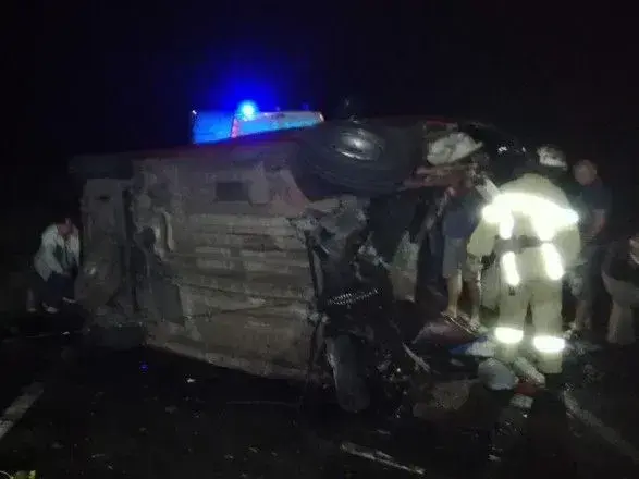 Легковушка столкнулась с автобусом, мужчина и двое детей погибли