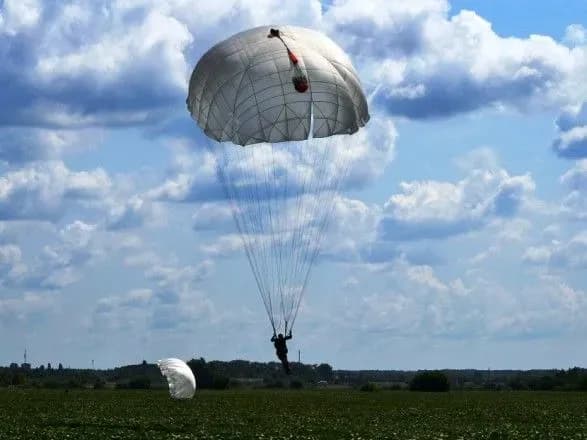 Українські десантники продовжують підкорювати небо