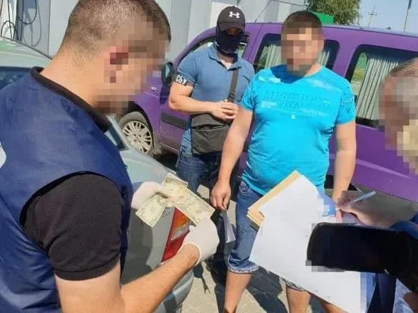 Волинських митників викрили на вимаганні грошей у громадян