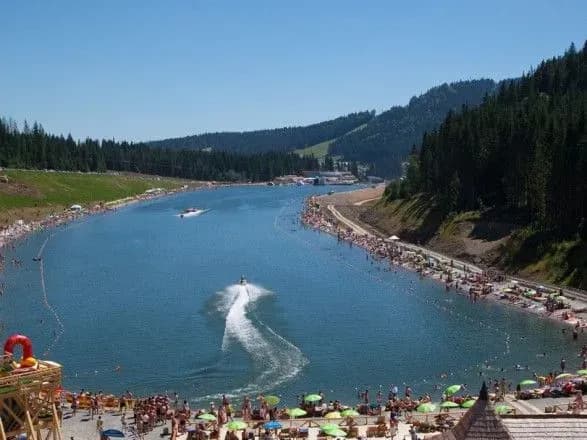 Ціни на відпочинок у Карпатах не змінилися, готелі біля моря подорожчали на 10%