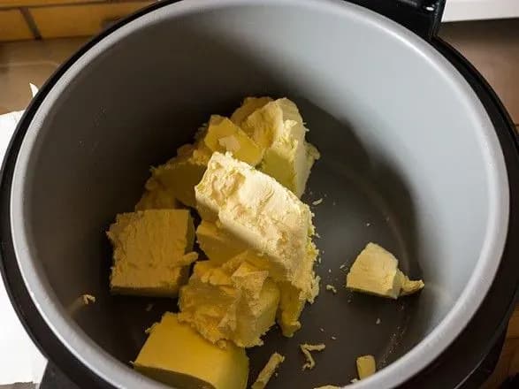 У школах і дитсадках Прикарпаття знайшли сотні кілограмів поганого масла