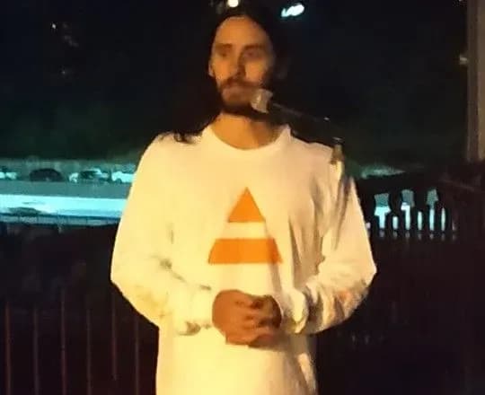 Джаред Лето влаштував концерт на пішохідному мосту у Києві