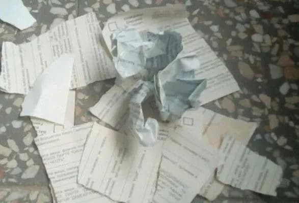 “Я трохи шизик”: чоловік розірвав бюлетень та влаштував скандал