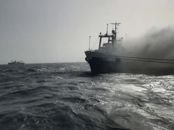 Біля узбережжя Африки, ймовірно, загорівся український траулер