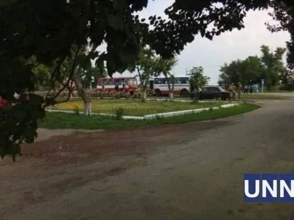 На 100 окрузі Кіровоградської області військові демонструють заповнені бюлетені керівництву