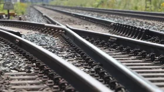 Малыш травмировал руку, упав на железнодорожных путях