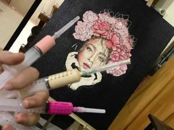 Художниця малює незвичайні картини за допомогою шприців