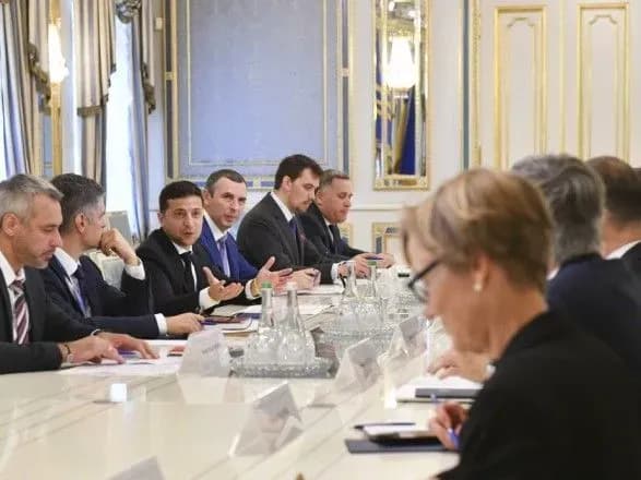 Зеленський зустрівся з послами G7