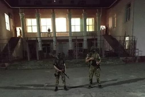 Поліція посилила охорону біля виборчої комісії у Щасті