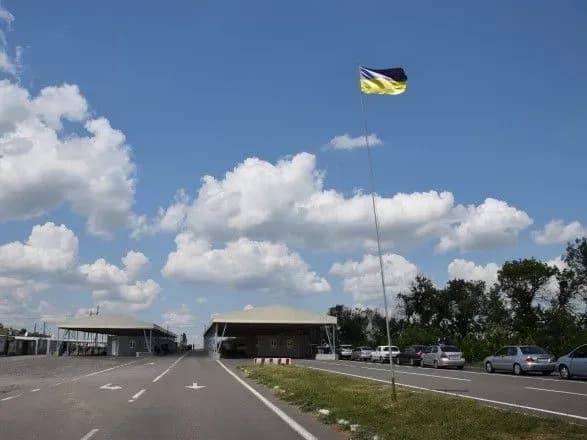У чергах на КПВВ в зоні проведення ООС зранку стояли 200 автомобілів