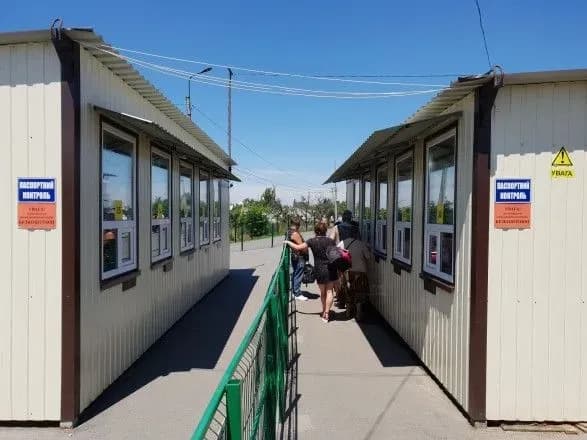 На КПВВ на Донбасі зранку в чергах стояли понад 250 автівок