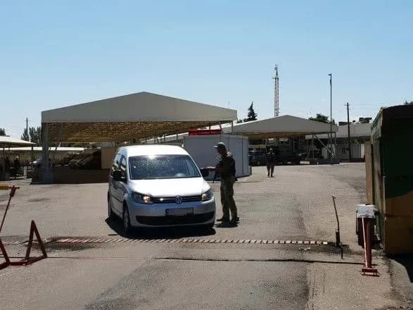 На Донбасі у чергах на КПВВ застрягли понад 200 автомобілів