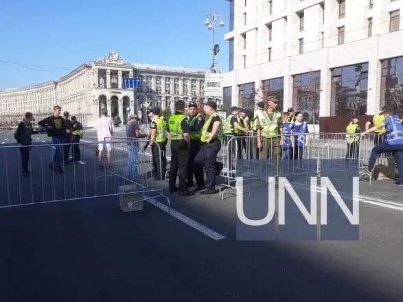 Десятки вірян та поліція із металошукачами: як у Києві відзначають річницю хрещення Русі