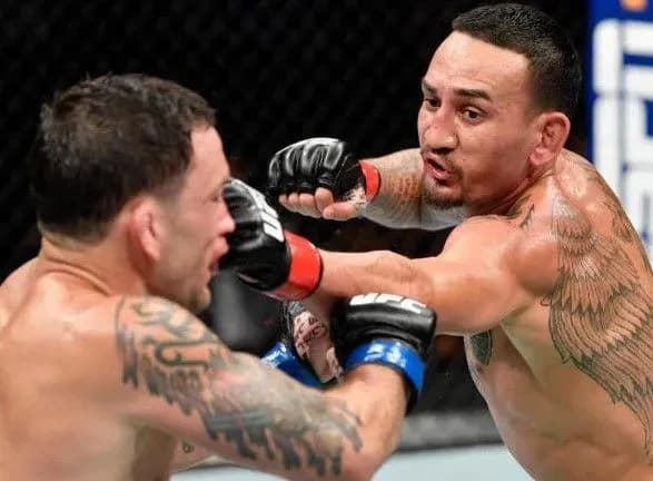 Боєць Холлоуей зберіг титул чемпіона UFC в напівлегкій вазі