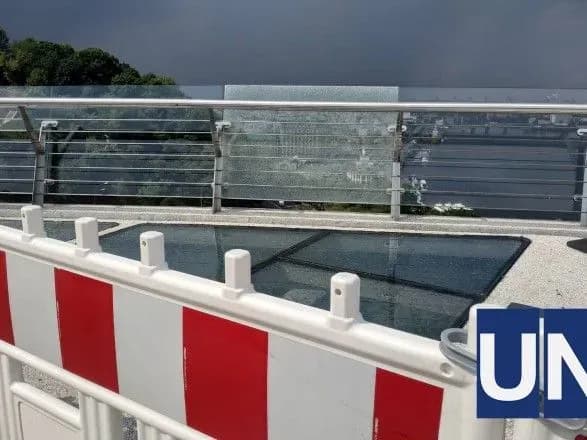 У Києві на пішохідному мості з'явилась нова тріщина