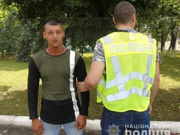 У Києві зловмисник вистрилив у дівчину