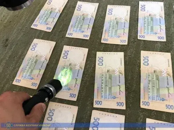 Керівника одного з райвідділів виконавчої служби Івано-Франківщини викрили на хабарях