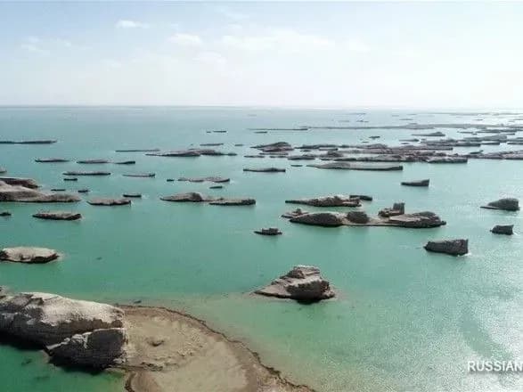 Озера в пустыне Гоби стали изумрудными