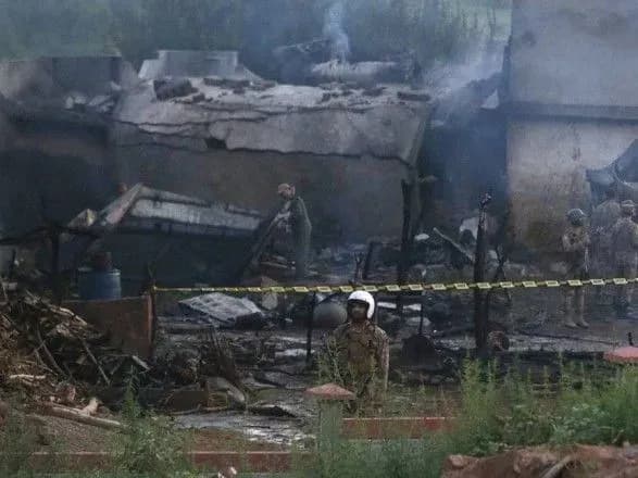 Кількість жертв при падінні військового літака в Пакистані зросла до 18 осіб