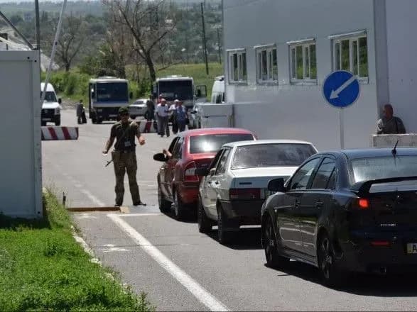 На КПВВ на Донбасі зранку в чергах стояли 200 автомобілів