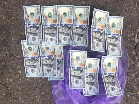 Посадовця головного управління Держгеокадастру Донеччини викрили на хабарі