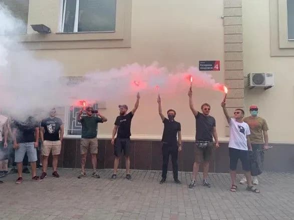 Роковини нападу на Гандзюк: активісти під СБУ палять фаєри і пишуть звернення Баканову