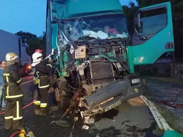 На Львівщині через зіткнення двох вантажівок постраждала дитина