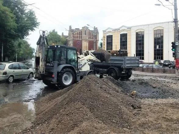 В Одесі дощ вирвав зливовий колектор