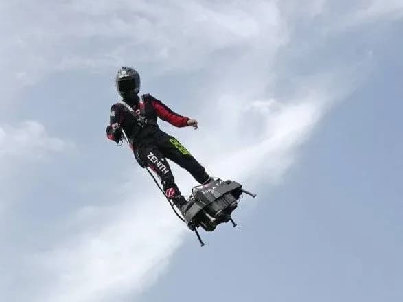 Француз перетнув Ла-Манш на літаючій дошці