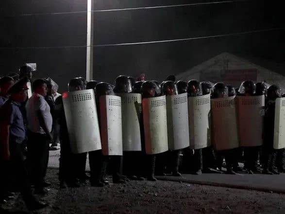 Екс-президент Киргизстану закликав силовиків не йти проти народу