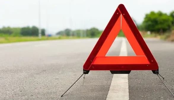 Поблизу Львова на узбіччі дороги виявили тіло чоловіка і уламок фари