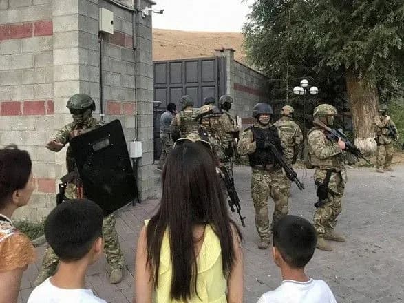 У екс-президента Киргизстану заявили, що він "опиратиметься до кінця", його резиденція - підпалена