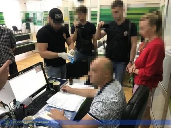 Менеджера філії держбанку спіймали на хабарі