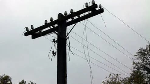 На Рівненщині струмом від обірваного дроту вбило людину, ще одна дитина постраждала