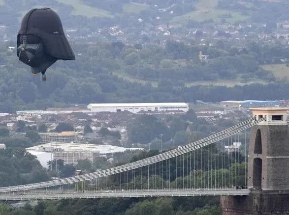 Над англійським Брістолем пролетів величезний Дарт Вейдер