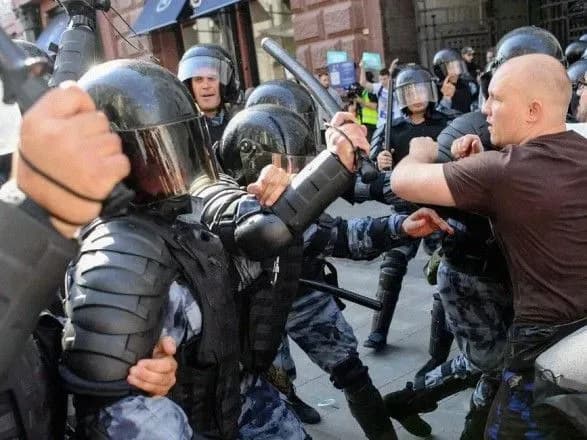 Журналісти опізнали силовика, який побив затриману дівчину у Москві