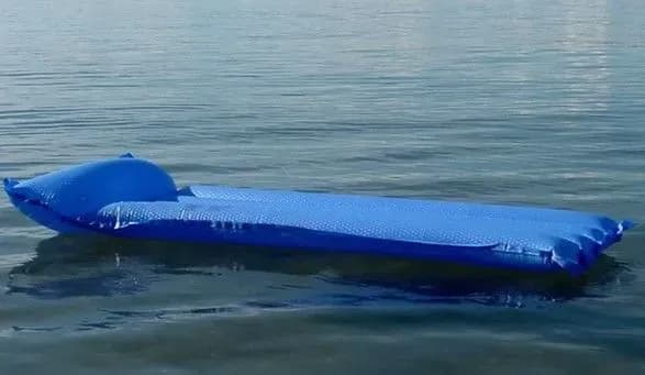 На Дністрі компанія відпочивальників мало не потонула на надувному матраці