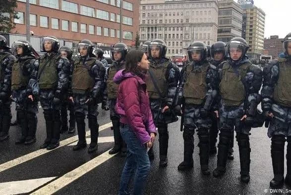 Росгвардия не признает своим сотрудника, который избил задержанную в Москве