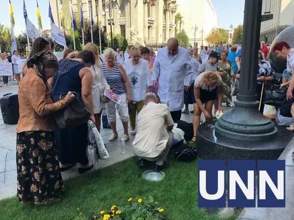 Під Офісом Президента жінка втратила свідомість