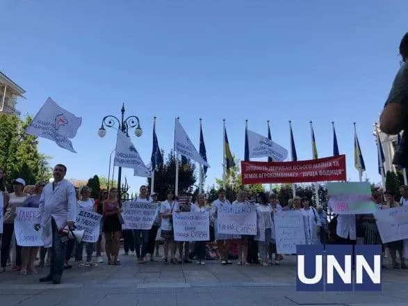 Несколько сотен человек под Офисом Президента требуют отставки Супрун