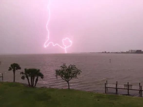 В Іспанії від удару блискавки згоріли 40 будинків на колесах