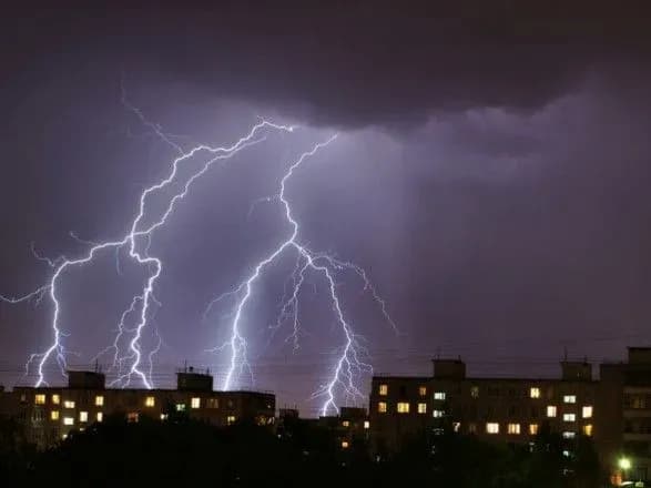 Через блискавку на Чернігівщині сталося п'ять пожеж